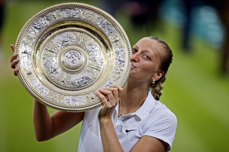 Druhý talíř do sbírky. Petra Kvitová s mísou Venus Rosewaterové. (Foto: ČTK/PA/John Walton)