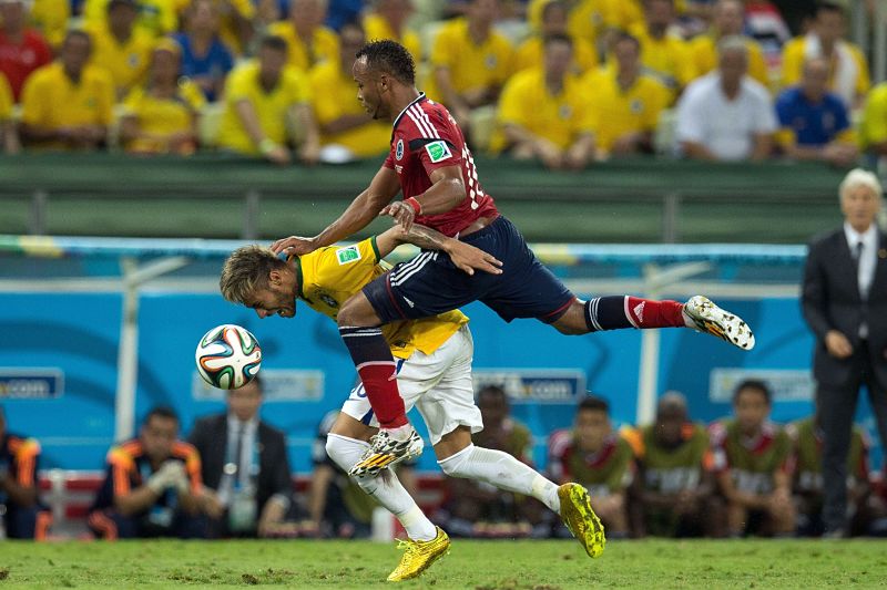 Legendární Maradona byl šokovaný, že zákrok na brazilskou hvězdu Neymara sudí nepotrestali.