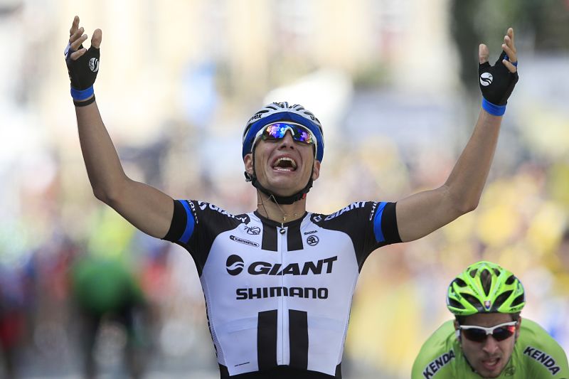 První etapu Tour de France vyhrál stejně jako před rokem Němec Kittel. První etapu Tour de France vyhrál stejně jako před rokem Němec Kittel.
