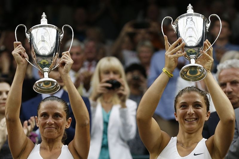 Italské tenistky Sara Erraniová s Robertou Vinciovou vyhrály wimbledonskou čtyřhru a na trávě v Londýně zkompletovaly kariérní Grand Slam. Italské tenistky Sara Erraniová s Robertou Vinciovou vyhrály wimbledonskou čtyřhru a na trávě v Londýně zkompletovaly kariérní Grand Slam.