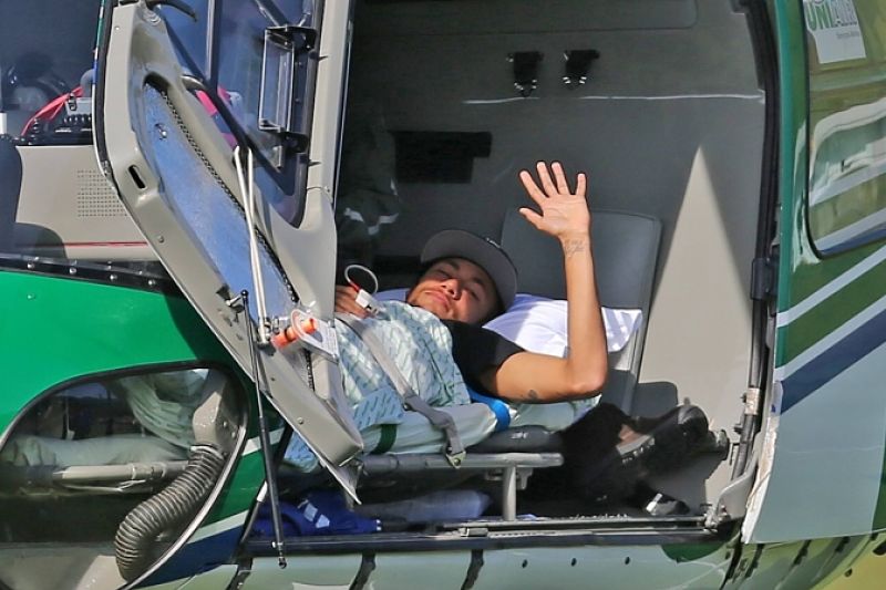 Neymar byl helikoptérou převezen domů. Věří, že Brazílie bude slavit titul i bez něj. Neymar byl helikoptérou převezen domů. Věří, že Brazílie bude slavit titul i bez něj.