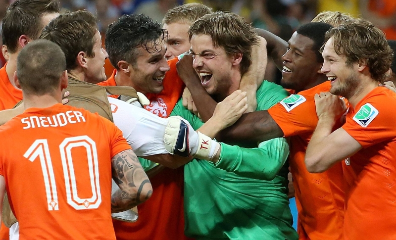 Hrdina penalt v obležení spoluhráčů. Brankář Tim Krul hvězdou okamžiku. Hrdina penalt v obležení spoluhráčů. Brankář Tim Krul hvězdou okamžiku.