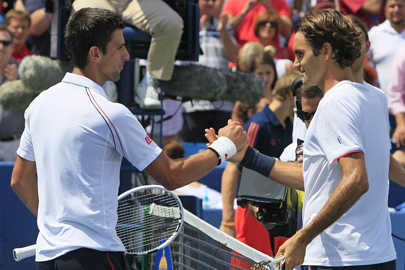 Bitva velikánů. O wimbledonskou trofej si zahrají Novak Djokovič a Roger Federer.