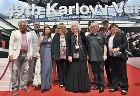 Světovou premiéru měl 5. července na karlovarském festivalu restaurovaný a digitalizovaný oscarový film Jiřího Menzela (vlevo) Ostře sledované vlaky z roku 1966. Zleva Jiří Menzel, Naďa Urbánková (čtvrtá zleva), Květa Fialová, Václav Neckář a Jitka Zelenohorská před projekcí.