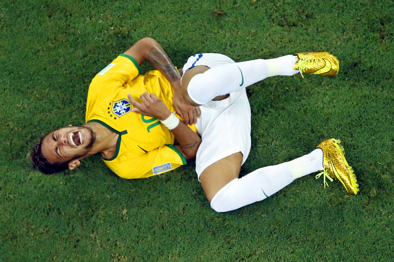 Hvězda brazilského týmu Neymar už do dalších bojů na MS nezasáhne. Hvězda brazilského týmu Neymar už do dalších bojů na MS nezasáhne.