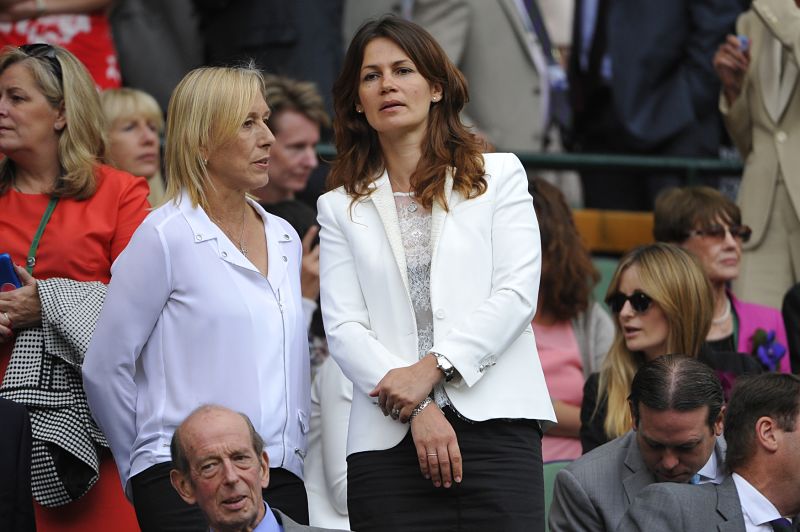 Bývalá tenisová jednička Martina Navrátilová (vlevo) sledovala úspěch Kvitové na tribuně v All England Clubu. Bývalá tenisová jednička Martina Navrátilová (vlevo) sledovala úspěch Kvitové na tribuně v All England Clubu.