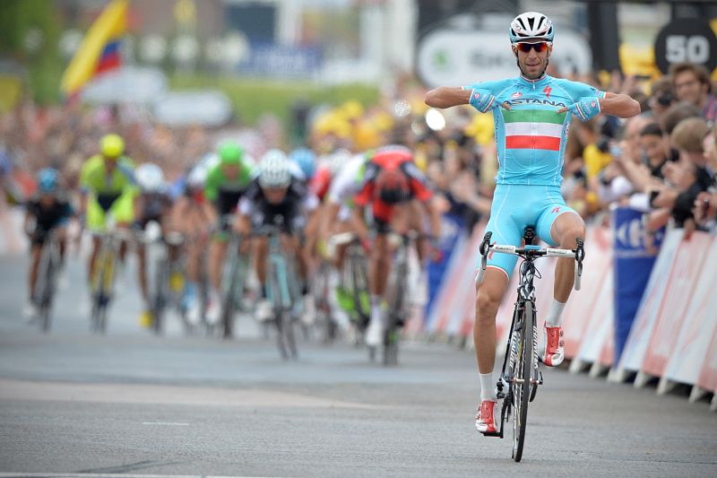 Ve druhé etapě si žlutý dres vydřel Ital Vincenzo Nibali. Ve druhé etapě si žlutý dres vydřel Ital Vincenzo Nibali.