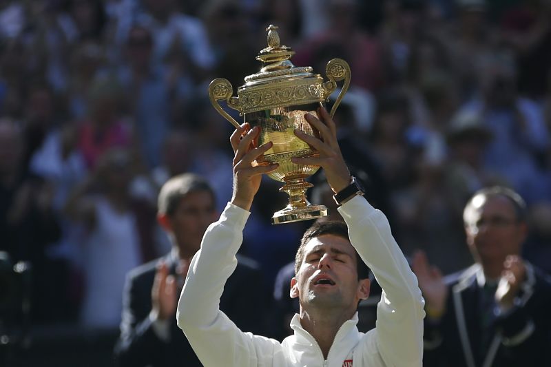 Novak Djokovič porazil v pěti setech Federera a může se radovat z druhého titulu ve Wimbledonu. Novak Djokovič porazil v pěti setech Federera a může se radovat z druhého titulu ve Wimbledonu.