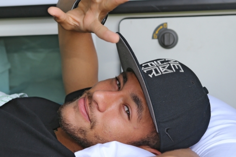 Brazilec Neymar má zlomený obratel.