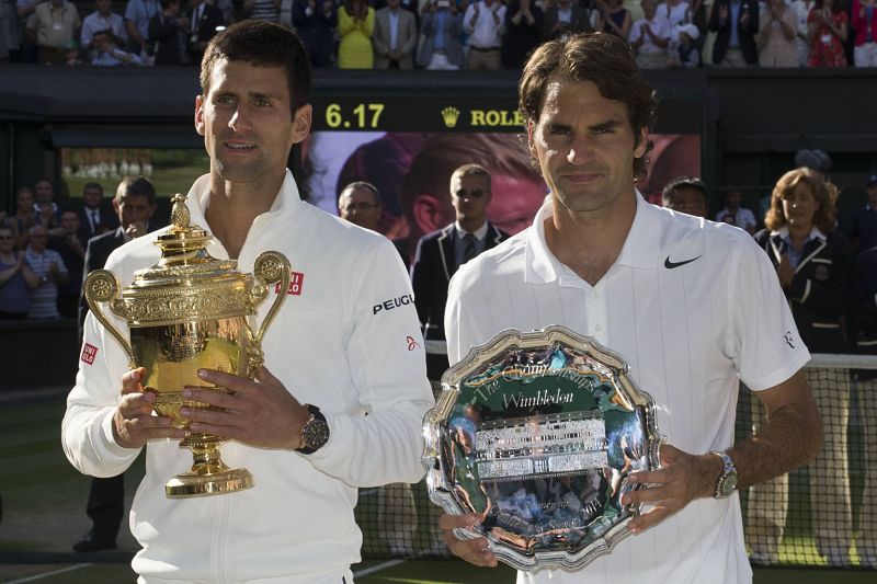 Finalisti letošního ročníku Wimbledonu. Vítěz Novak Djokovič a Roger Federer.