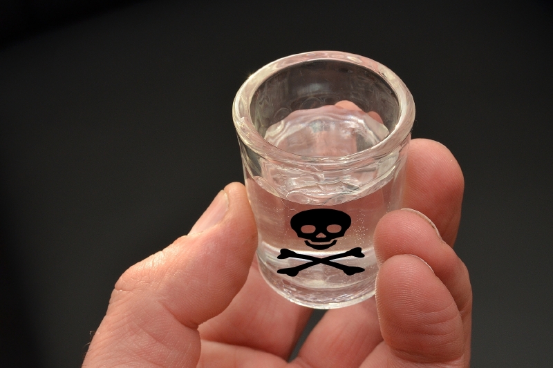 Alkohol, zvláště neznámý, může zabíjet.