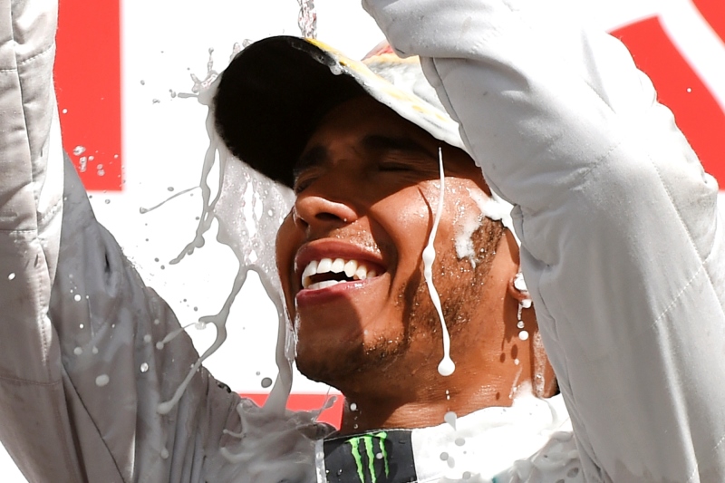 Brit Lewis Hamilton si užívá vítězství na domácí Grand Prix. Brit Lewis Hamilton si užívá vítězství na domácí Grand Prix.
