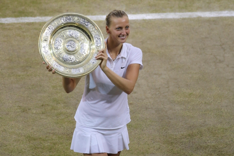 Wimbledonská vítězka Petra Kvitová se slavným talířem Venus Rosewaterové.