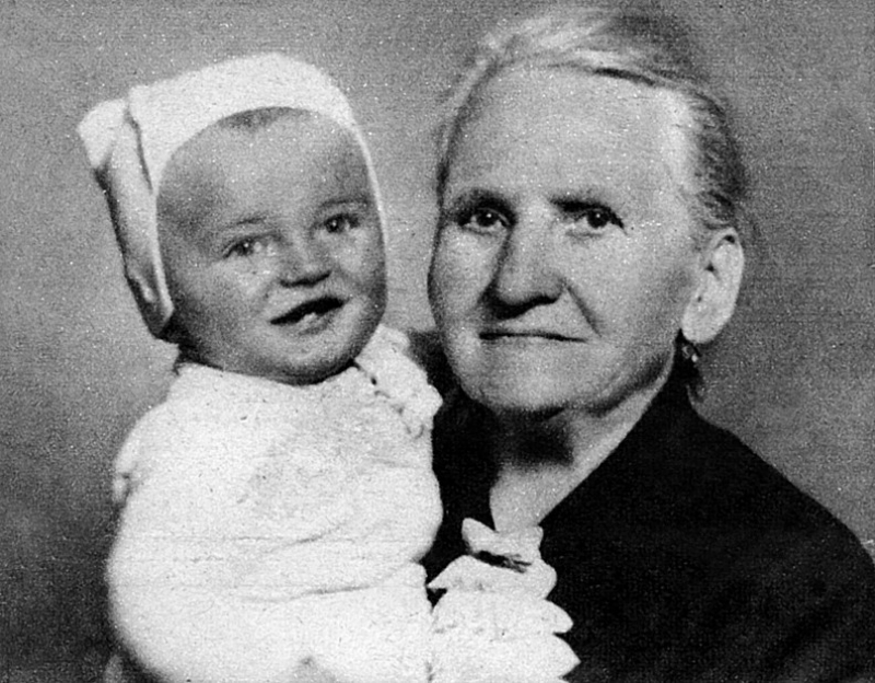Karel Gott jako miminko se svou babičkou.