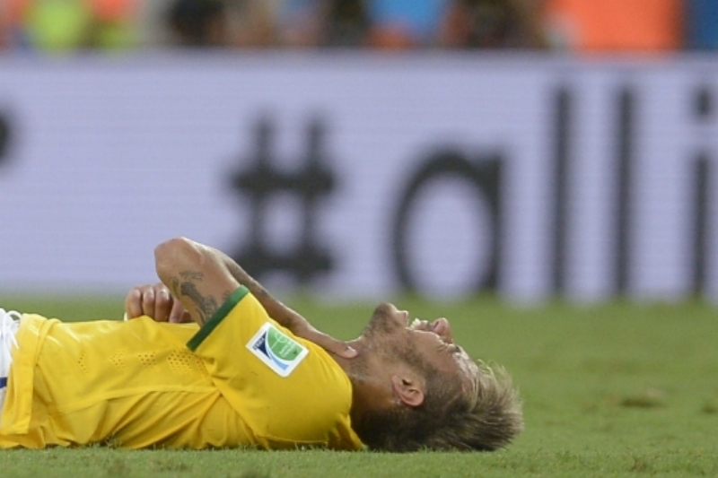 Neymar odnesl střet se Zúñigou zlomeným obratlem.