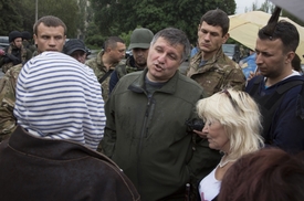 Ukrajinský ministr vnitra Arsen Avakov promlouvá s občany ve Slavjansku, 6. července 2014.