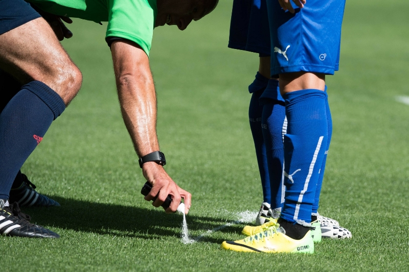 Sprej na dodržování vzdálenosti zdi od míče při přímých kopech by fotbaloví rozhodčí měli od nové sezony používat i v soutěžích UEFA, především v Lize mistrů. Sprej na dodržování vzdálenosti zdi od míče při přímých kopech by fotbaloví rozhodčí měli od nové sezony používat i v soutěžích UEFA, především v Lize mistrů.