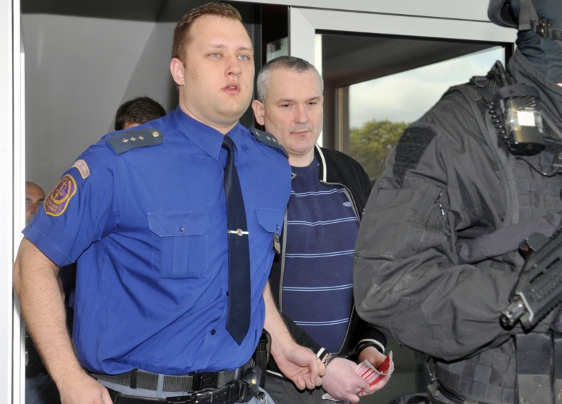 Údajný šéf lihové mafie Radek Březina (uprostřed) u soudu, 12. 5. 2014. Údajný šéf lihové mafie Radek Březina (uprostřed) u soudu, 12. 5. 2014.