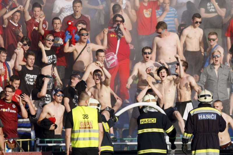 Kvůli vulgaritám už se fotbalové zápasy přerušovat nebudou. Kvůli vulgaritám už se fotbalové zápasy přerušovat nebudou.
