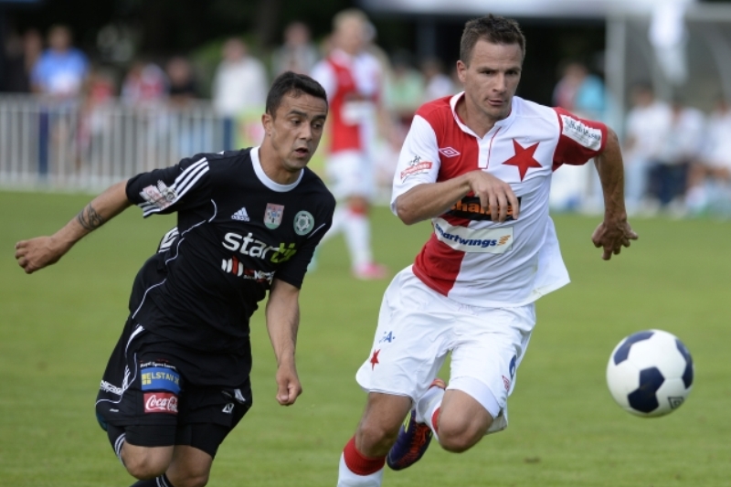Obránce Slavie Martin Dobrotka (vpravo).