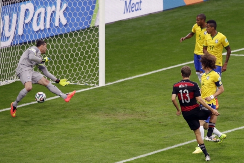 Thomas Müller právě střílí první gól.