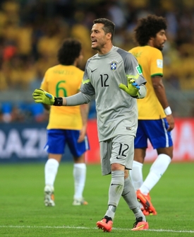 Brankář Brazílie Júlio César.