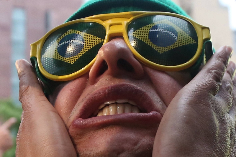 Nepomohly ani zatemněné brýle. Ze hry domácích Brazilců bolely oči. (Foto: ČTK/imago sportfotodienst)