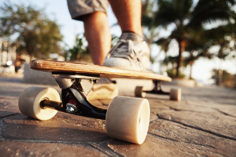 Policista hlídkuje v ulicích na skateboardu (ilustrační foto).
