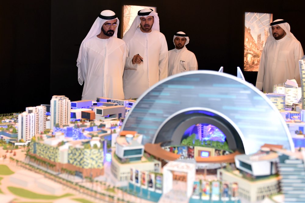 Dubajští vládcové nad novým projektem.