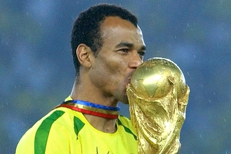 Cafú dovedl coby kapitán Brazílii k triumfu na MS 2002.