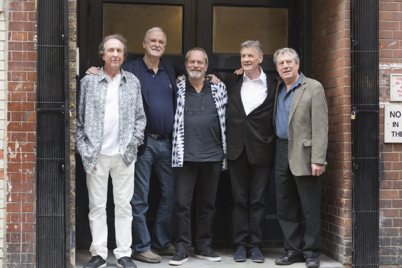 Legendární humoristická skupina Monty Python se sešla kvůli několika představením 30 let po svém rozpadu. Legendární humoristická skupina Monty Python se sešla kvůli několika představením 30 let po svém rozpadu.