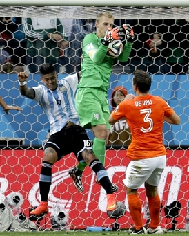 Brankář Nizozemska Jasper Cillessen sbírá centr Argentiny.