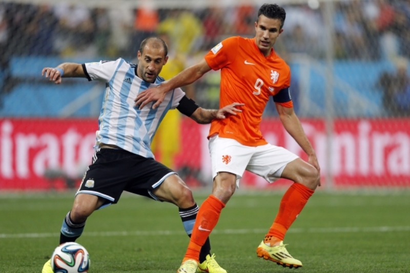 Kapitán Nizozemska Robin van Persie (vpravo) v souboji s Pablem Zabaletou z Argentiny. Kapitán Nizozemska Robin van Persie (vpravo) v souboji s Pablem Zabaletou z Argentiny.