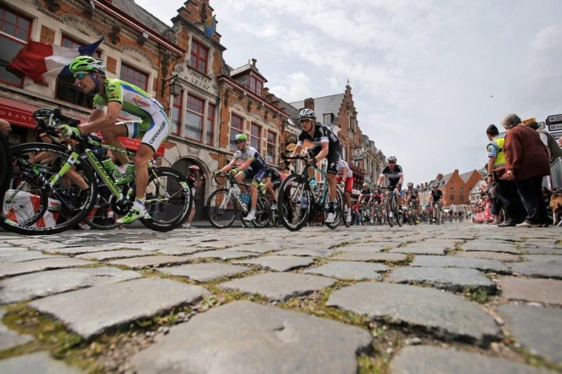 Jezdci na Tour de France si užili jízdu po kostkách. Jezdci na Tour de France si užili jízdu po kostkách.