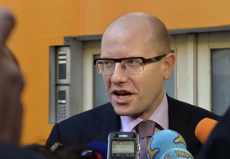 Premiér Bohuslav Sobotka hovoří s novináři před Lidovým domem. Premiér Bohuslav Sobotka hovoří s novináři před Lidovým domem.