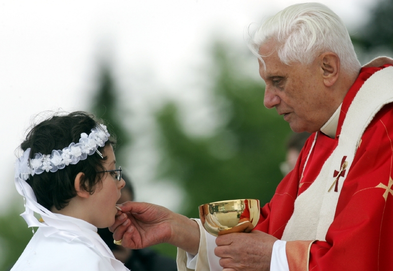 Benedikt XVI. slouží mši ve Varšavě. 