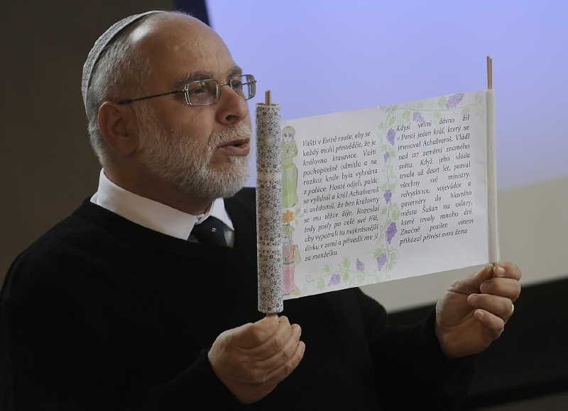 Rabín s tórou (ilustrační foto).