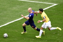 Thiago Silva fauluje Robbena.