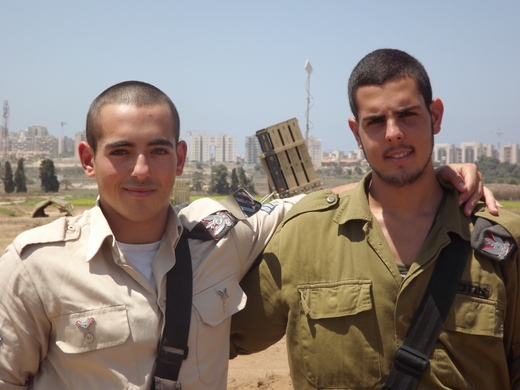 Izraelští vojáci obsluhující Iron Dome. Izraelští vojáci obsluhující Iron Dome.