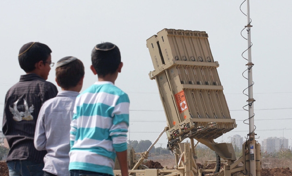 Kluci v Izraeli pozorují odpalovací zařízení Iron Dome. Kluci v Izraeli pozorují odpalovací zařízení Iron Dome.
