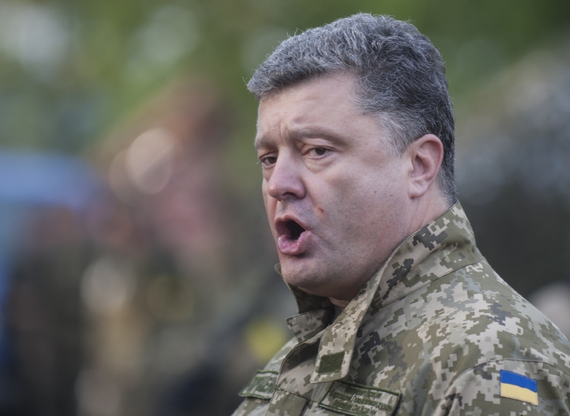 Ukrajinský prezident Petro Porošenko na návštěvě vojenské základny v charkovské oblasti.