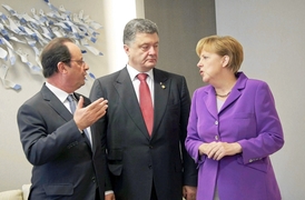 Porošenko na konci června v Bruselu s Merkelovou a Hollandem.