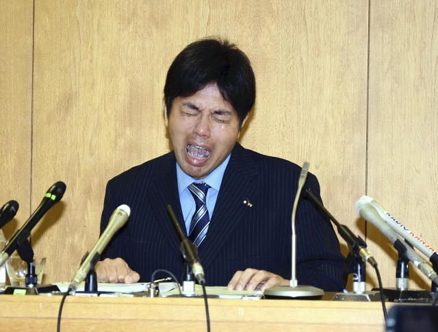 Ryutaro Nonomura plačící, vzlykající, omlouvající se.