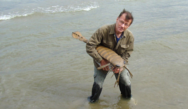 Paleontolog Sam Ciurca s rekonstrukcí kyjonožce.