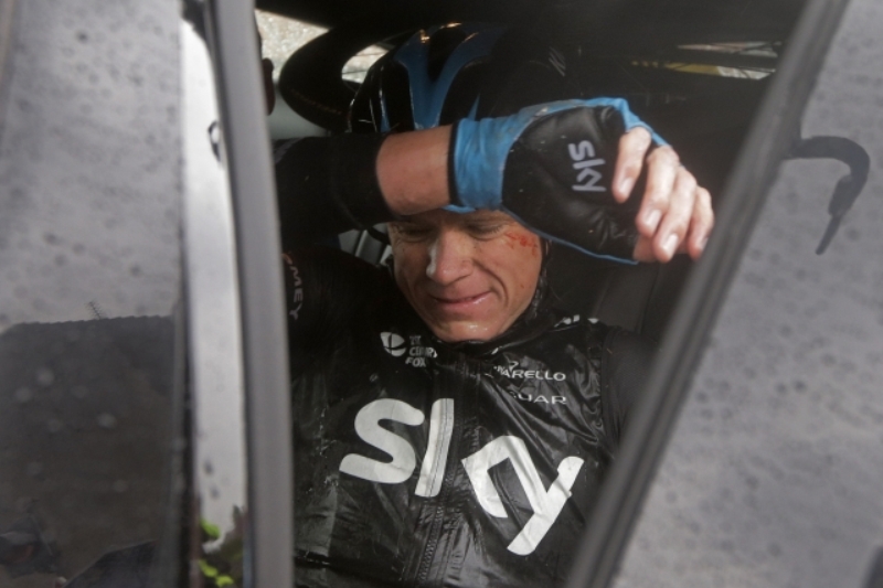 Pomlácený Chris Froome odstoupil z Tour už v páté etapě.