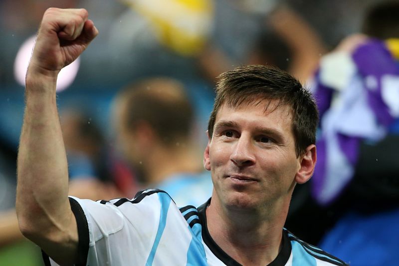 Kapitán Argentiny Lionel Messi má za výhru světového šampionátu slíbený červený koberec od hvězdného Maradony. Kapitán Argentiny Lionel Messi má za výhru světového šampionátu slíbený červený koberec od hvězdného Maradony.