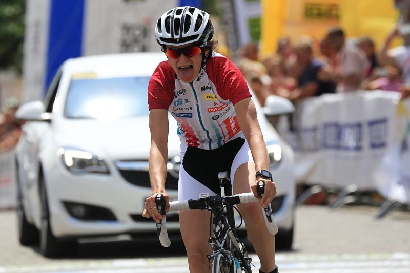 Trojnásobná olympijská vítězka v rychlobruslení Martina Sáblíková opanovala v cyklistickém závodu Tour de Feminin třetí etapu. Trojnásobná olympijská vítězka v rychlobruslení Martina Sáblíková opanovala v cyklistickém závodu Tour de Feminin třetí etapu.