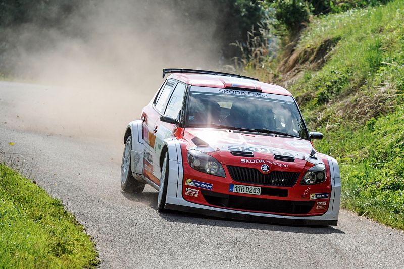 Tovární jezdec Škody Jan Kopecký míří za vítězstvím v Rallye Bohemia, pátém dílu mezinárodního mistrovství České republiky v automobilových soutěžích. Tovární jezdec Škody Jan Kopecký míří za vítězstvím v Rallye Bohemia, pátém dílu mezinárodního mistrovství České republiky v automobilových soutěžích.