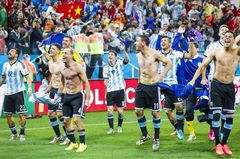 Nadšení po proměněných penaltách strhlo celý argentinský tým.