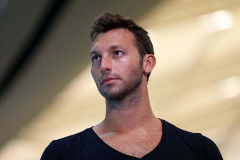 Pětinásobný olympijský vítěz v plavání Ian Thorpe přiznal, že je homosexuál.